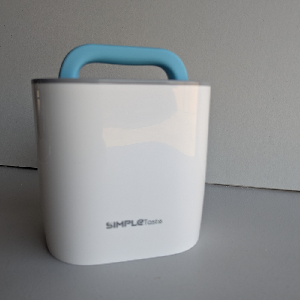 SimpleTaste White and Blue Portable Container